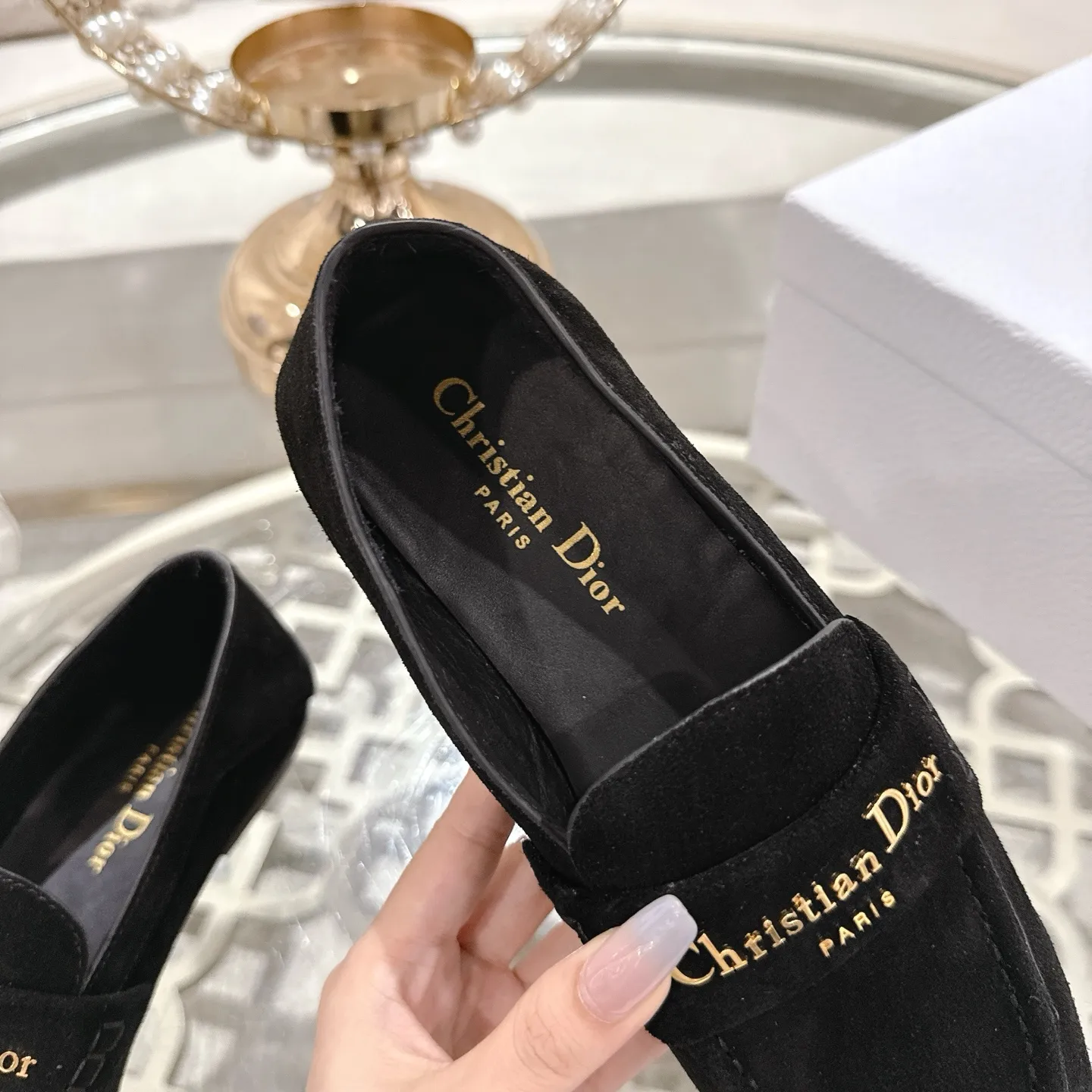 👟👟Ex-factory price 640👟👟 🍸 Dior Dior | 2025 ˢˢD Home 2025 Spring and Summer New Products The latest popular slip-on letter buckle loafers series〰 Original purchase, development and production👍🏻This Dior loafer is carefully made of black glossy cow leather, and the front letter plate is decorated with golden tone Christian Dior Paris logo. Paired with a leather-injected outsole, it adds classic style to any casual look. Upper: original cowhide/cow suede, lining: cowhide, outsole: injection molded leather outsole imported from Italy, heel height: 1cm, size: 35-42 (customized at 40.41.42)